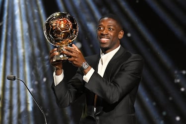 El reciente ganador del Balón de Oro es Osumane Dembélé. Se trata del sexto jugador francés en ganar dicho galardón en la historia. El fútbol le tenía preparado al mosquito una auténtica historia de superación, ya que pasó de ser un jugador objeto de bromas en el Barcelona, a ser el mejor del mundo en el PSG. La pasada temporada, 'Dembouz' dejó a un lado las lesiones para ser fundamental en los éxitos del equipo. Levantó la Ligue 1, la Copa de Francia y trajo la ansiada Champions League a París, consiguiendo un 'treble' único.