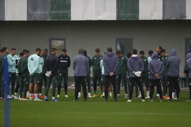 Emotivo minuto de silencio
en el Sevilla por Maradona