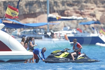 Theo Hernández y su novia Adriana Pozueco de vacaciones en Ibiza.