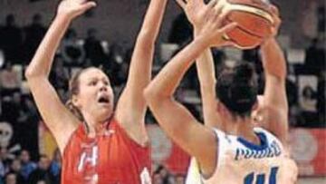 <b>DISPUTA. </b>El Perfumerías Salamanca se deshizo del Arranz.