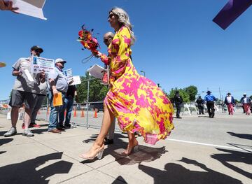 Aficionados a la h¨ªpica en el Churchill Downs de Kentucky durante la Kentucky Oaks.