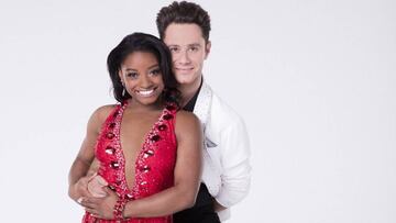 Simone Biles posa con el bailar&iacute;n Sasha Farber, con el que formar&aacute; pareja en el concurso de baile &#039;Dancing with the Stars&#039;.