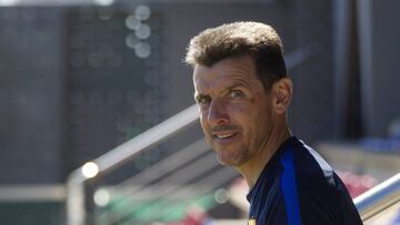 Juan Carlos Unzué se dispone a iniciar un entrenamiento con el Barcelona.