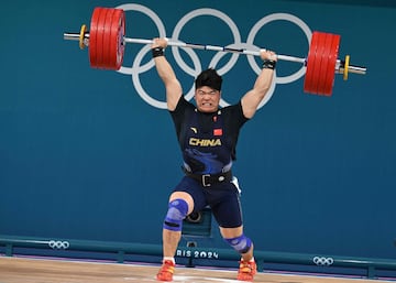 

El halterófilo chino logró la medalla de oro en la categoría masculina de 102 kg tras levantar 406 kg. Akbar Djuraev consiguió la plata y Yauheni Tsikhantsou completó el podio.