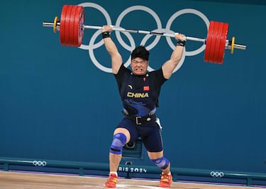 

El halterófilo chino logró la medalla de oro en la categoría masculina de 102 kg tras levantar 406 kg. Akbar Djuraev consiguió la plata y Yauheni Tsikhantsou completó el podio.
