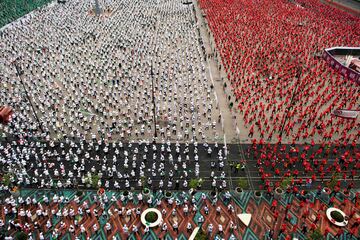 La clase se ha desarrollado en el Zócalo, la plaza central de la ciudad de México para intentar superar el récord que ostenta actualmente Moscú, que en 2017 reunió a unos 3.000 participantes.