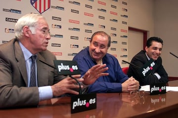 Se cumplen cinco años del fallecimiento de la leyenda del Atlético de Madrid. Como entrenador ha dirigido a nueve clubes: Atlético de Madrid, Betis, Barcelona, Espanyol, Sevilla, Valencia, Oviedo, Mallorca, Fenerbahçe además de haber sido seleccionador del combinado nacional español. En su palmarés hay 4 Copas del Rey (tres con el Atleti y una con el Barcelona), una Liga, una Supercopa de España, una Copa Intercontinental con los rojiblancos y la Eurocopa de 2008 con la selección española. A esto hay que sumarle qu ha sido galardonado con la medalla de oro de la Real Orden del Mérito Deportivo y Premio IFFHS como mejor seleccionador del año.