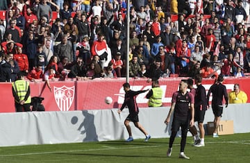 Los jugadores del equipo andaluz entrenaron acompañados por los ánimos y la alegría de miles de aficionados que no quisieron perderse a sus ídolos.