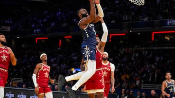 El jugador de los Boston Celtics, Jaylen Brown, saca la lengua al realizar una bandeja.