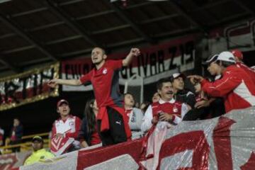 Los hinchas de Independiente Santa Fe durante el partido ante Colo Colo en la Copa Libertadores.