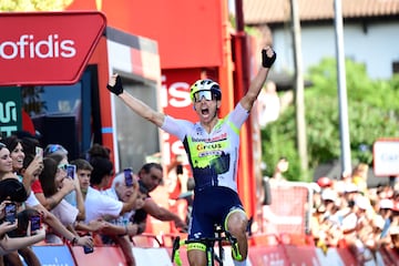 El ciclista portugués del equipo Intermarche Wanty, Rui Costa, celebra su victoria de la etapa 15 de la Vuelta ciclista a España 2023, una carrera de 158,3 km entre Pamplona y Lekunberri.