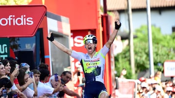 El ciclista portugués del equipo Intermarche Wanty, Rui Costa, celebra su victoria de la etapa 15 de la Vuelta ciclista a España 2023, una carrera de 158,3 km entre Pamplona y Lekunberri.