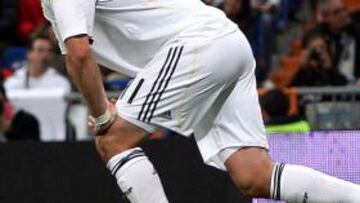 <b>PASO A HIGUAÍN.</b> Benzema cederá su puesto en el once inicial al argentino Higuaín, quien reapareció el sábado.