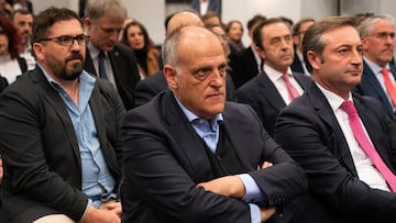 MADRID (ESPAÑA), 29/11/2022.- El presidente de LaLiga, Javier Tebas, recibe el premio "Ejecutivo del Año" que concede la revista Ejecutivos este martes en Madrid. EFE/ Fernando Villar
