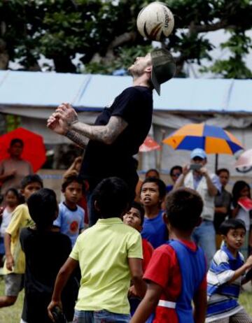 David Beckham, embajador de Buena Voluntad de Unicef, visitó un centro de evacuación en Filipinas tras el devastador tifón.