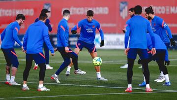 Llorente toca el bal&oacute;n en el rondo del Atl&eacute;tico