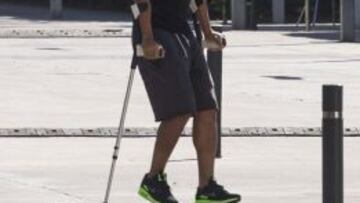 Jonathan Dos Santos camina con muletas en la Ciudad Deportiva Joan Gamper, tras lesionarse el ligamento de la rodilla derecha