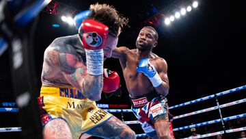 London (United Kingdom), 25/02/2023.- US boxer Floyd Mayweather (R) in action against English boxer Aaron Chalmers (L) at the O2 Arena in London, Britain, 25 February 2023. (Reino Unido, Londres) EFE/EPA/TOLGA AKMEN
