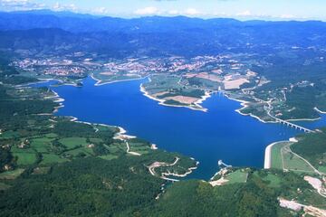 El lago de Bilancino, cerca de Barberino di Mugello, anima a practicar el pirag¨¹ismo o la vela.