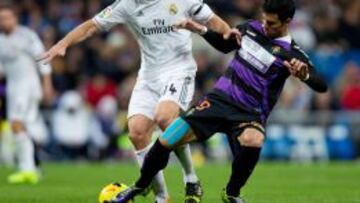 Xabi controla el balón ante la oposición de Javi Guerra.