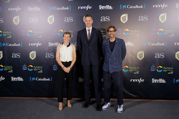 Elisa Aguilar, presidenta de FEB y Vicente Jim¨¦nez, director de Diario As con Pau Gasol.