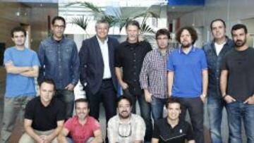 FAMILIA ROBINSON. Arriba, de izquierda a derecha: Edgar Delgado, Juan Porres, Michael Robinson, Adolpho Cañadas, José Luis de la Osa, Raúl Román, Javier Culebras y Román Escoda. Abajo, también de izquierda a derecha: José Larraza, Luis Fermoso, Romano Aticus y Ander Gómez. El equipo al completo de 'Informe Robinson' posó para AS en Canal+ para analizar estos cinco años de programa.