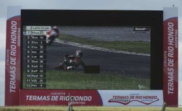 Marc Márquez se fue al suelo tras un gran duelo con Rossi. 