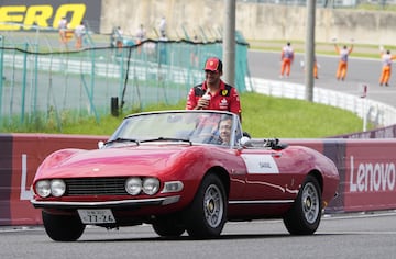 Carlos Sainz llegando en el protocolario desfile de coches clásicos, al circuito de Suzuka, hogar del GP de Japón.