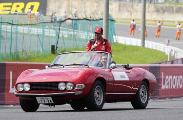 Carlos Sainz llegando en el protocolario desfile de coches clásicos, al circuito de Suzuka, hogar del GP de Japón.