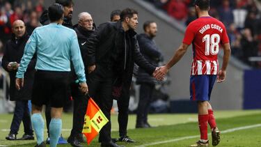 Simeone con Costa en el partido entre el Atlético y el Getafe.