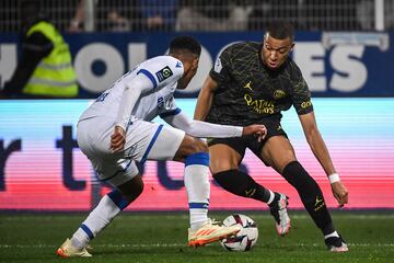 Paris Saint-Germain's French forward Kylian Mbappe (R) controls the ball during the French L1 football match between AJ Auxerre and Paris Saint-Germain (PSG) at Stade de l'Abbe-Deschamps in Auxerre, central France, on May 21, 2023. (Photo by ARNAUD FINISTRE / AFP)