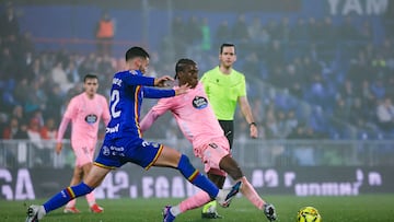 GETAFE, 01/02/2026.- El centrocampista del Celta, Ilaix Moriba (d), disputa el balón ante el defensa portugués del Getafe, Domingos Duarte, durante el encuentro correspondiente a la jornada 22 de Laliga EA Sports que disputan hoy Domingo Getafe y Celta en el Coliseum de la localidad madrileña. EFE / Zipi Aragón.