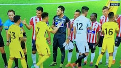 Carlos Tevez no saluda a Te&oacute;filo Guti&eacute;rrez en la Copa Libertadores