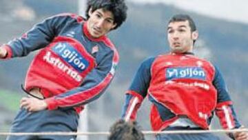 <b>JUGANDO. </b>Barral (derecha) en un momento del partido de futvoley de ayer, junto a Karanka.