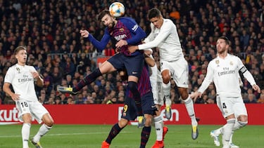 Piqué, ante Varane, en el último Clásico.