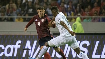 Costa Rica's forward #09 Manfred Ugalde and Panama's defender #04 Fidel Escobar fight for the ball during the Concacaf Nations League quarter finals first leg football match between Costa Rica and Panama at the National Stadium in San Jose, on November 14, 2024. (Photo by Ezequiel BECERRA / AFP)