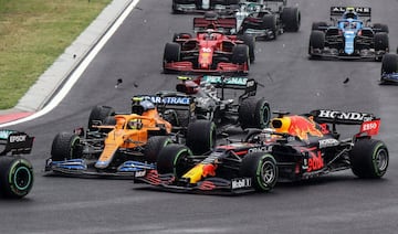 Valtteri Bottas golpea en primer lugar a Lando Norris y éste choca con Verstappen al que no da de lleno.
