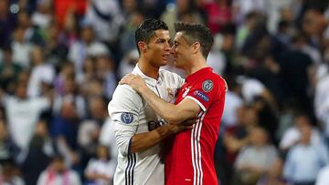 Lewandowski habla con Cristiano en un Bayern-Real Madrid.