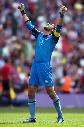 Aunque no es el portero titular, lo fue durante la justa olímpica de Londres 2012. Fue el capitán de aquel equipo y se alzó con el Oro en Wembley ante la verdeamarela.