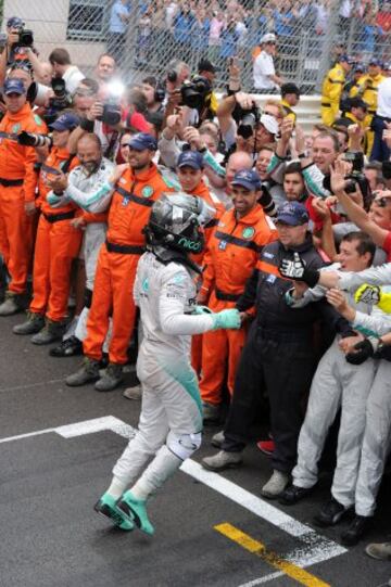 Nico Rosberg celebra con los miembros de su equipo después de ganar el Gran Premio de Mónaco.