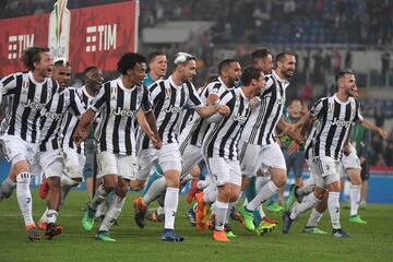 Celebración de los jugadores de Juventus sobre el césped del Olímpico de Roma