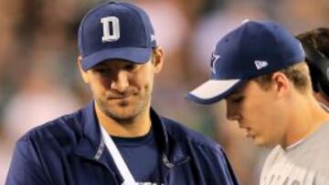 Tony Romo luce desconsolado después de la lesión.