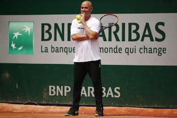 El americano observa el entrenamiento de su pupilo Novak Djokovic