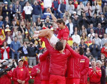 David Ferrer es manteado por sus compañeros.