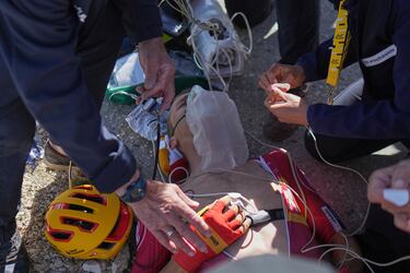 Tobias Johannessen, octavo en la genera, se fue al suelo nada más cruzar la meta en el Mont Ventoux. Tuvo que ser auxiliado y trasladado el hospital. 'Tobias tuvo problemas estomacales después de la meta. Recibió atención médica de inmediato, lo cual me alegra mucho. Está en la ambulancia y se siente mejor', contó el equipo médico del Uno-X.