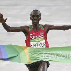 Kipchoge se consagra bajo la lluvia en el maratón olímpico