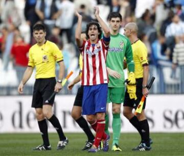 Tiago y Courtois saludan a los seguidores rojiblancos tras finalizar el encuentro.