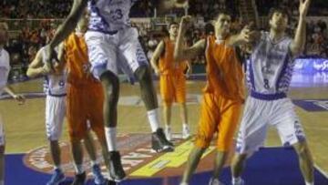 <b>DÉCIMA VICTORIA. </b>Kone y Jodar pujan un balón con Mainoldi.