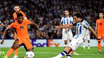 Real Sociedad's Spanish midfielder #10 Mikel Oyarzabal (R) fights for the ball with  Inter Milan's Dutch defender #02 Denzel Dumfries during the UEFA Champions League 1st round day 1 group D football match between Real Sociedad and Inter Milan at the Reale Arena stadium in San Sebastian on September 20, 2023. (Photo by ANDER GILLENEA / AFP)