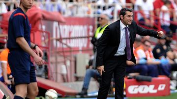 Athletic Bilbao's coach Ernesto Valverde (R) gestures during the Spanish league football match Sevilla FC vs Athletic Club Bilbao at the Ramon Sanchez Pizjuan stadium in Sevilla on April 4, 2015. Sevilla won 2-0. AFP PHOTO/ CRISTINA QUICLER